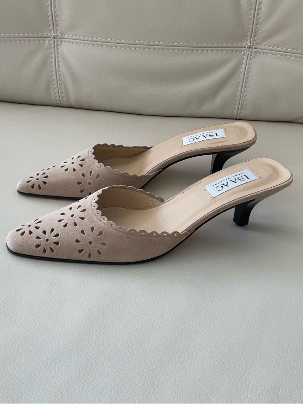 ISAAC Isaac Mizrahi Beige Suede Pointed Toe Kitten Heel Mules, Size 8.5